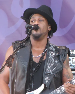 D’Angelo Dies at 51: Beyoncé, Lauryn Hill Lead Tributes to Neo-Soul Pioneer