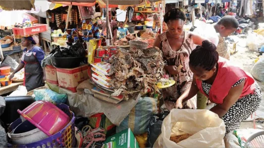 Abuja Market Forced to Shut as Police Tear Gas Spills from #FreeNnamdiKanu Protest
