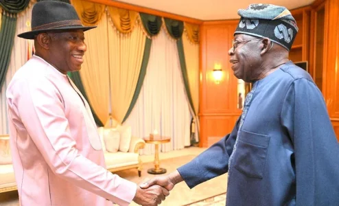 [PHOTO] Jonathan Briefs Tinubu on Guinea-Bissau Political Crisis After Evacuation