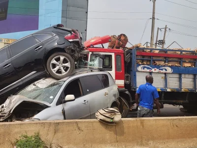Tomato Truck Crashes Into Vehicles on Lagos’s Otedola Bridge After Brake Failure