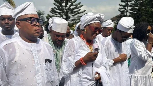 VIDEO: Fathia Balogun Weeps Uncontrollably at Mother's Burial