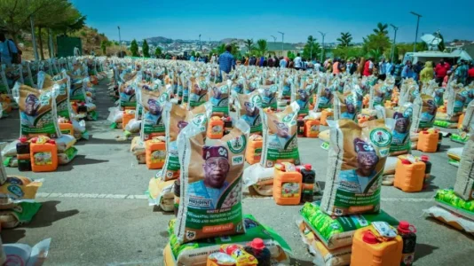 [VIDEO] Woman Curses Tinubu's Opponents, Prays for His Re-Election After Receiving Ramadan Food Aid in Lagos