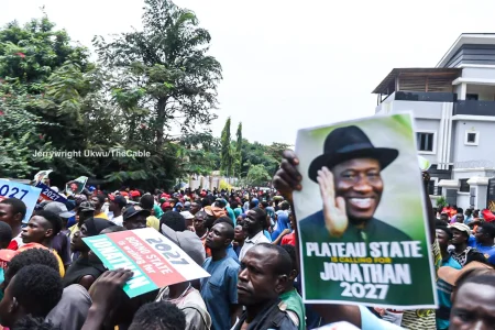[VIDEO] Hundreds Of Youths Block Traffic at Jonathan's Residence, Plead for 2027 Comeback