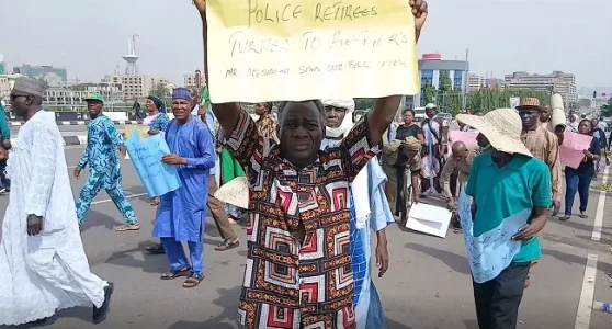 [VIDEO] Retired Police Officers Block Presidential Villa Gate, Demand Tinubu Sign Police Exit Bill