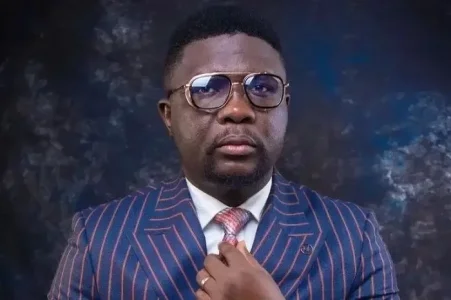 [VIDEO] Security Stops Seyi Law From Greeting Governor Makinde at Sola Sobowale's Daughter's Wedding