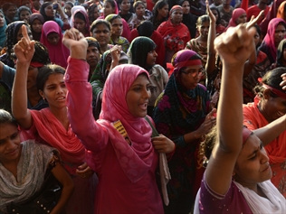 bangladesh-garment-workers-police-clash.jpg