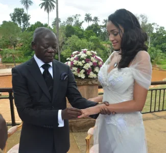adams oshiom n wife.webp
