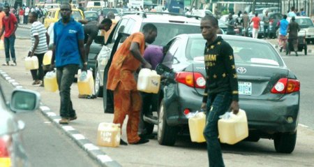 PIC.4.-FUELS-HAWKER-IN-LAGOS-620x330.jpg