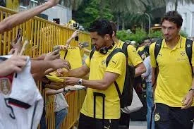 gundogan to fans.jpg