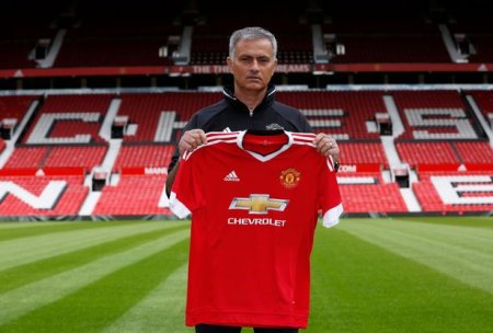 Jose-Mourinho-poses-ahead-of-the-press-conference.jpg