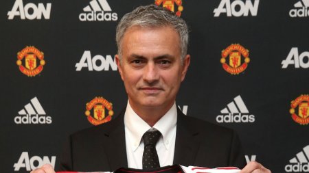 jose-mourinho-manchester-united-shirt_3473754.jpg