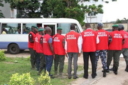 EFCC Operatives on CBN Ibadan Operation. (2).jpg