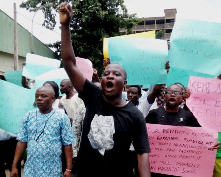 PIC.30. MEMBERS OF APC PROTEST IN LAGOS (640x513).jpg