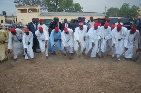 kwankwaso sweeping (640x424).jpg