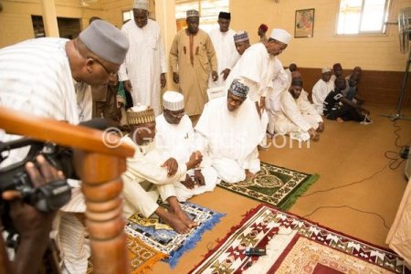 buhari prays.jpg