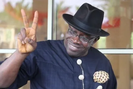 Seriake Dickson flashes victory sign_1.webp