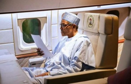 buhari in plane.jpg