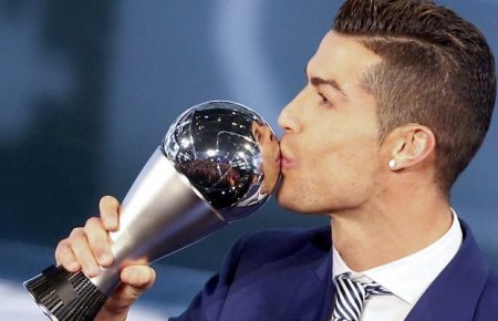 ronaldo portugal player of the year.jpg