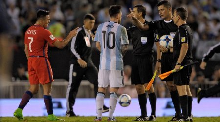 messi-referee-chile-argentina.jpg