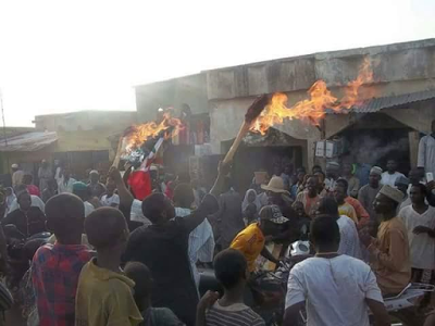 [PHOTO] APC Members Burn Their Brooms In Kaduna, Defect To PDP